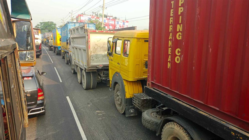 ঢাকা-চট্টগ্রাম মহাসড়কে ৩৫ কিলোমিটার যানজট