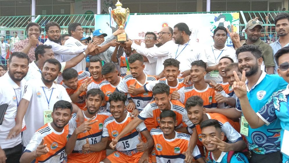 কুমিল্লাকে হারিয়ে হ্যাট্রিক শিরোপা ঘরে তুললো কক্সবাজার জেলা ফুটবল দল