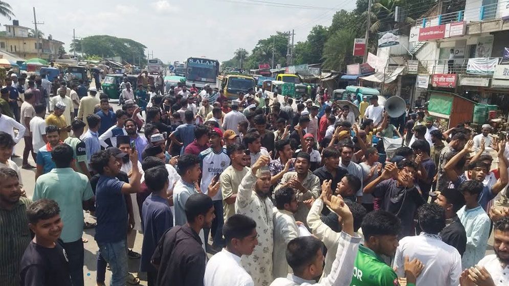 মাওলানা রইস উদ্দিন হত্যার প্রতিবাদে চট্টগ্রামজুড়ে সড়ক অবরোধ
