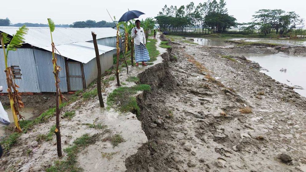 হাতিয়ায় চার কিলোমিটার বেড়িবাঁধ ভেঙে ২০ হাজার পরিবার ঝুঁকিতে