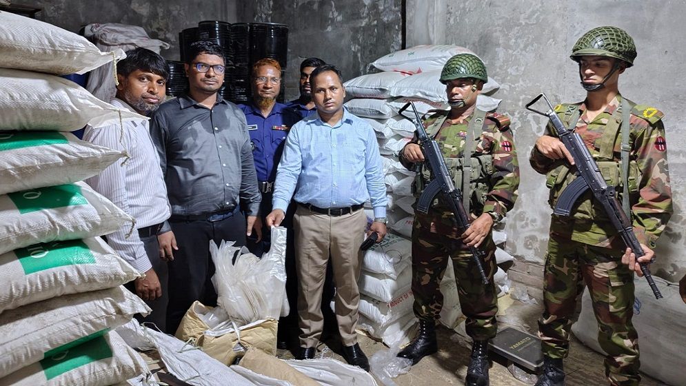 বগুড়ায় পাঁচটি গুদাম থেকে ৫ হাজার কেজি পলিথিন জব্দ