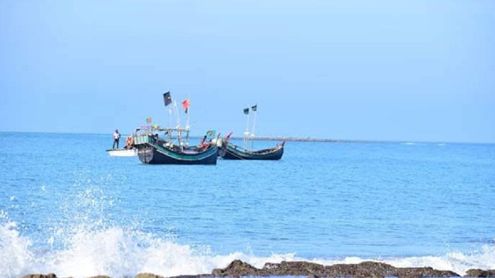 নাফনদী থেকে তিন বাংলাদেশিকে ধরে নিয়ে গেল আরাকান আর্মি