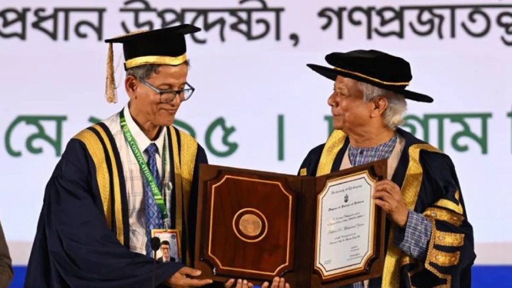 চট্টগ্রাম বিশ্ববিদ্যালয়ের সমাবর্তনে প্রধান উপদেষ্টাকে সম্মানসূচক ডি-লিট ডিগ্রি প্রদান