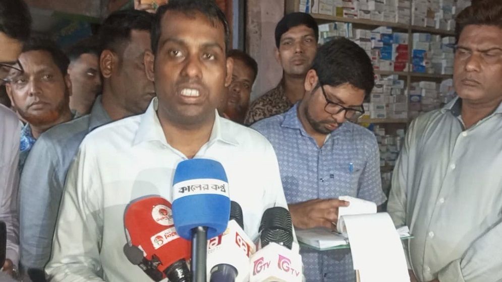 বগুড়ায় ফিজিশিয়ান স্যাম্পল বিক্রি: ১৩টি ওষুধের দোকানকে জরিমানা ও মামলা