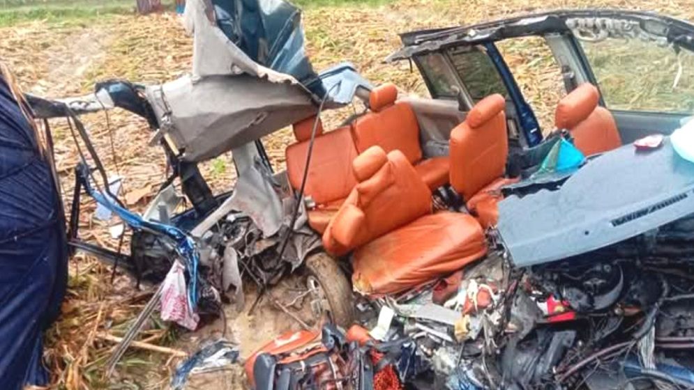 দিনাজপুর-ঠাকুরগাঁও সড়কে ট্রাক-মাইক্রোবাস সংঘর্ষে ৪ জন নিহত, আহত ৩