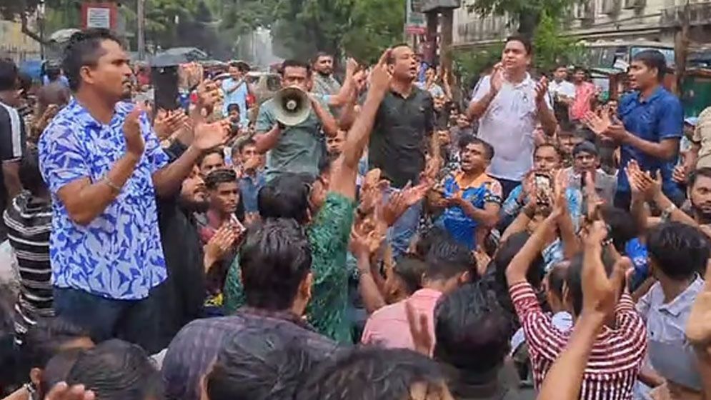 শাহরিয়ার সাম্য হত্যার প্রতিবাদে ছাত্রদলের শাহবাগ অবরোধ