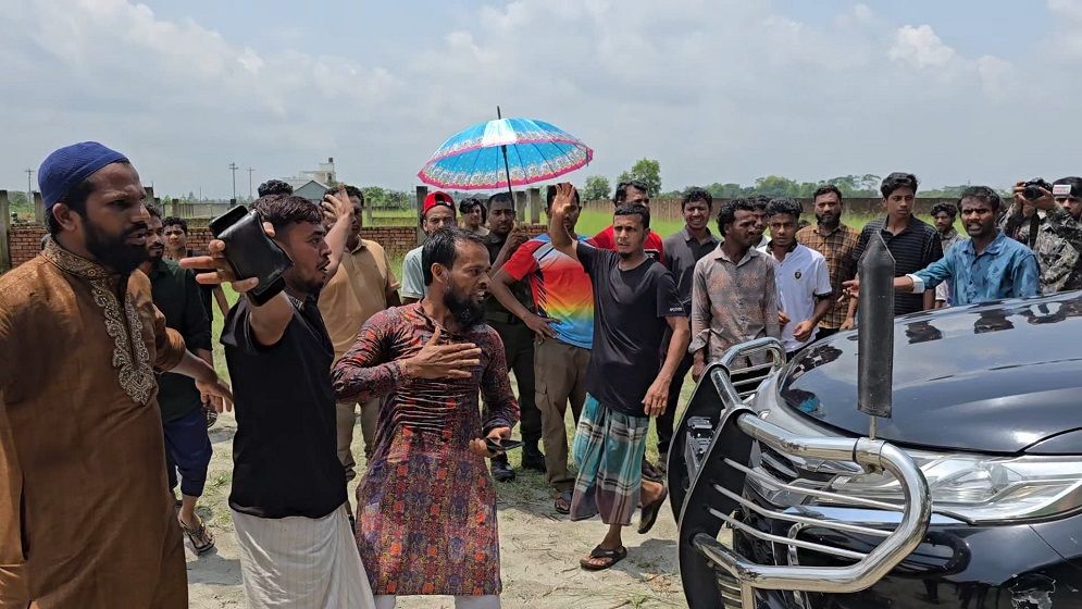 সালমান এফ রহমানের দখল থেকে  রূপগঞ্জে সরকারী রাস্তা উদ্ধার, গ্রামবাসীর তোপের মুখে ইউএনও