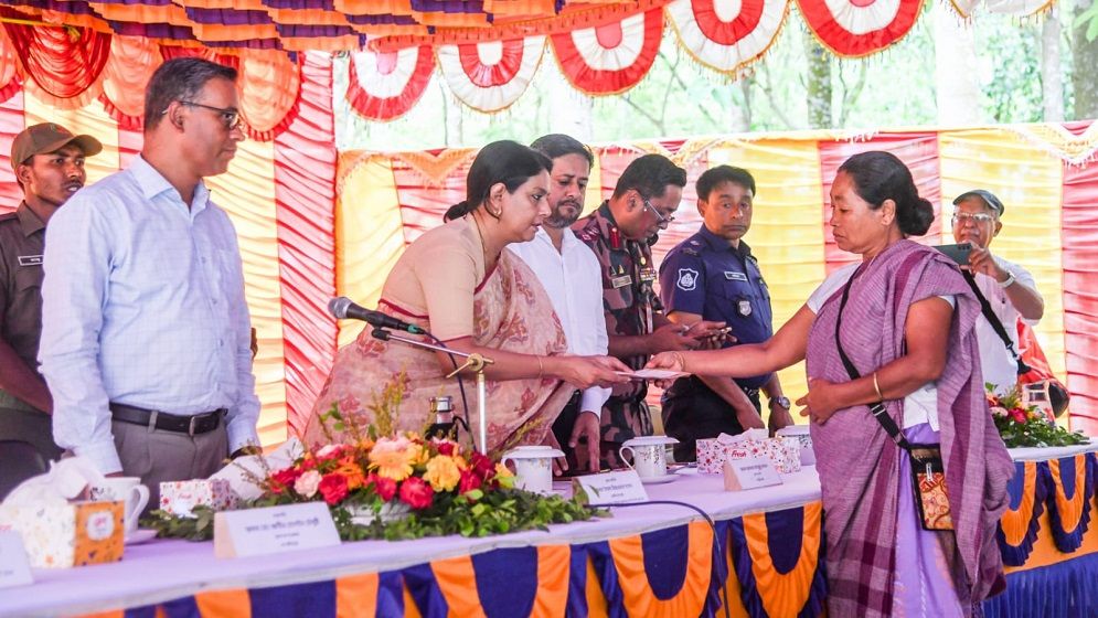 হাতি দ্বারা ক্ষতিগ্রস্থদের মাঝে চেক বিতরণ