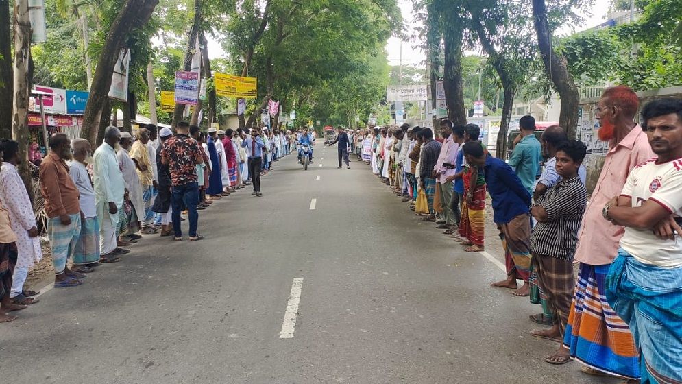 উপজেলা প্রশাসনের ঘুষ দুর্নীতি ও বৈষম্যের বিরুদ্ধে মানববন্ধন ও স্মারকলিপি