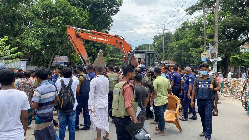 নরসিংদীতে অবৈধ স্থাপনা উচ্ছেদ করল রেলওয়ে কর্তৃপক্ষ