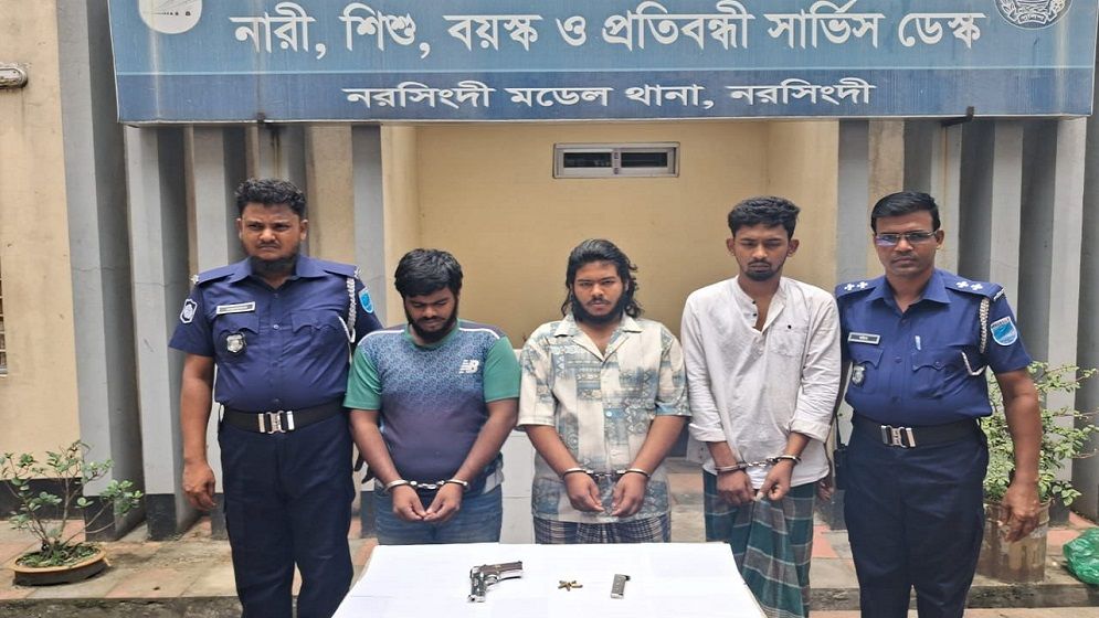 নরসিংদীতে অস্ত্র ও গুলিসহ ৩জন গ্রেপ্তার