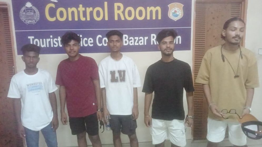 কক্সবাজার সমুদ্র সৈকতে নারী পর্যটককে উত্যক্তের অভিযোগে পাঁচজনকে আটক