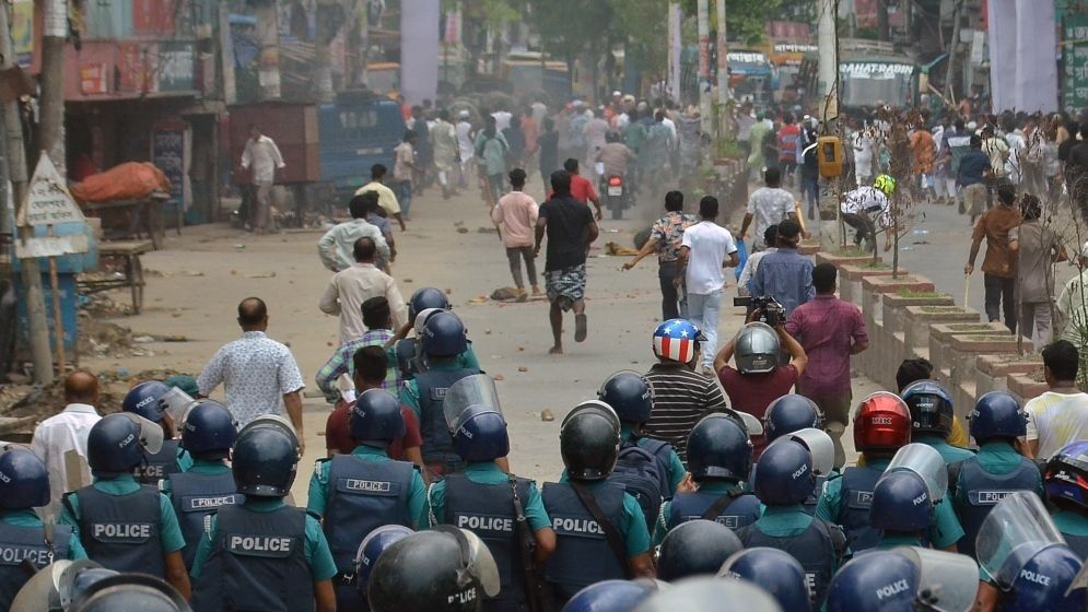 ইমাম রইস হত্যাকারীদের বিচার দাবিতে চট্টগ্রামে সড়ক অবরোধ