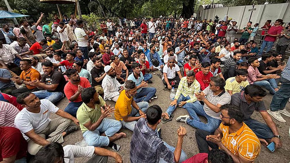 মেয়রের দায়িত্ব বুঝিয়ে দেওয়ার দাবিতে উত্তাল ইশরাক সমর্থকরা