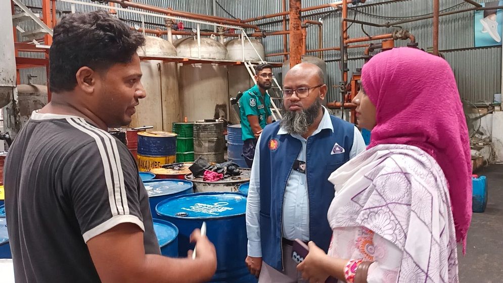 নারায়ণগঞ্জে ভেজাল লুব্রিকেন্টের দুই কারখানায় বিএসটিআইয়ের অভিযান