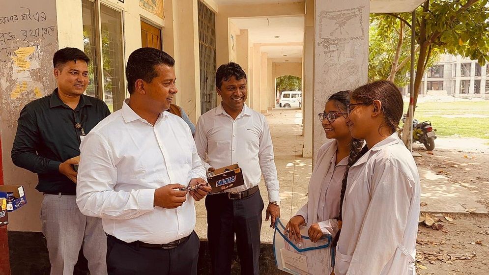 ৩৪ হাজার এসএসসি পরীক্ষার্থীদের চকলেট উপহার দিলেন মানবিক ডিসি
