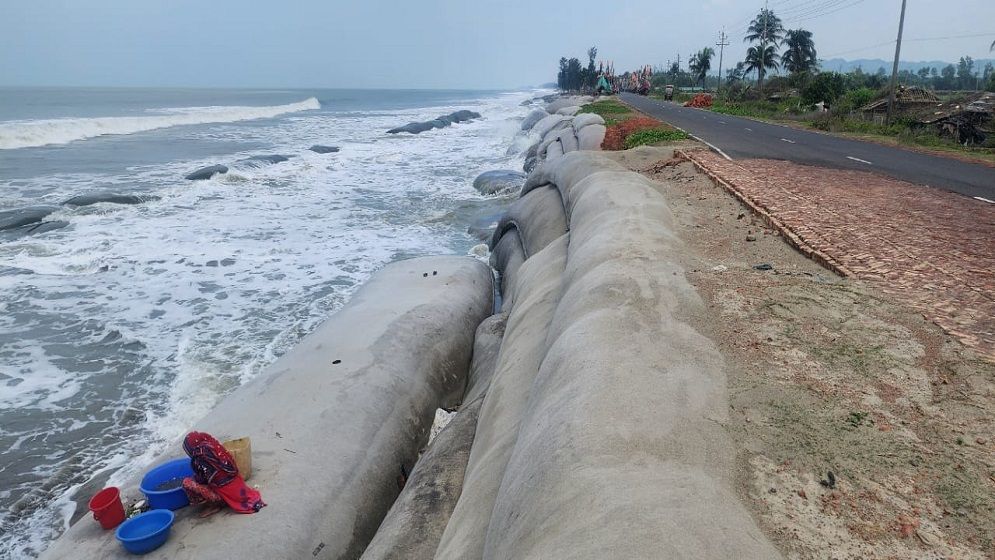 টেকনাফের মেরিন ড্রাইভে জোয়ারের ঢেউয়ের ধাক্কা, ভাঙনের ঝুঁকি