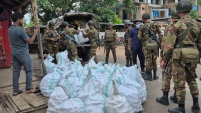 বগুড়ার চকসূত্রাপুরে সেনাবাহিনীর অভিযানে মাদক-অস্ত্রসহ আটক ১০