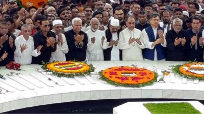 জিয়াউর রহমানের সমাধিতে বিএনপির নেতাকর্মীদের ফুলেল শ্রদ্ধা