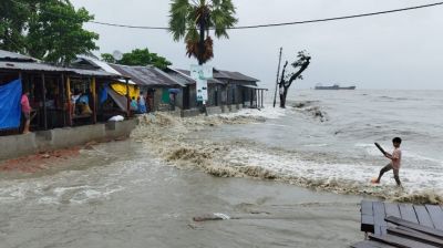 সাগরে গভীর নিম্নচাপটি উপকূল অতিক্রম শুরু করেছে, ১৬ জেলায় জলোচ্ছ্বাসের আশঙ্কা