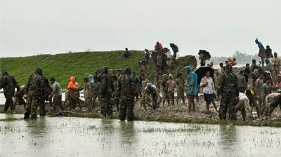 ক্ষতিগ্রস্ত বেড়িবাঁধ  মেরামত সেনাবাহিনীর