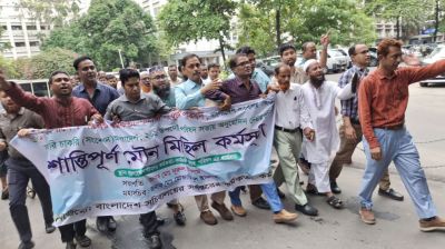 কাজ বন্ধ করে সচিবালয়ে কর্মকর্তা-কর্মচারীদের বিক্ষোভ