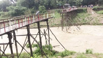 পাহাড়ি ঢলে ভেঙে গেল ধোপাছড়ির কাঠের সেতু
