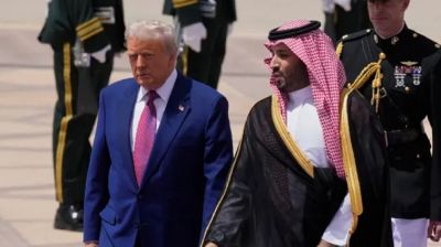 মধ্যপ্রাচ্য সফরে সৌদি পৌঁছেছেন ট্রাম্প, শুরু বৈঠক