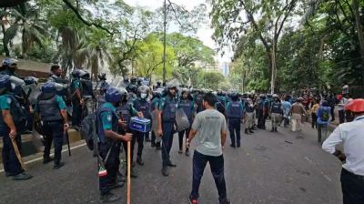 জবি শিক্ষার্থীদের ‘লং মার্চ টু যমুনা’ কর্মসূচিতে পুলিশের বাধা, সাউন্ড গ্রেনেড ও টিয়ারশেল নিক্ষেপ