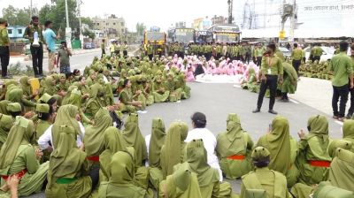 বগুড়ায় মহাসড়ক অবরোধ করে নার্সিং শিক্ষার্থীদের বিক্ষোভ: তীব্র যানজটে দুর্ভোগে যাত্রীরা
