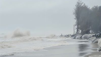 উত্তাল সাগরের ঢেউ আঘাত হানছে ঝাউবাগান ও জিওব্যাগে, বন্ধ ব্যবসাও