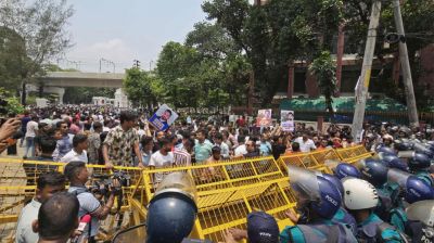 ইশরাককে শপথে বাধা দেওয়ার অভিযোগে সচিবালয় অভিমুখে লংমার্চে পুলিশের বাধা