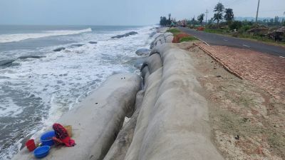 টেকনাফের মেরিন ড্রাইভে জোয়ারের ঢেউয়ের ধাক্কা, ভাঙনের ঝুঁকি