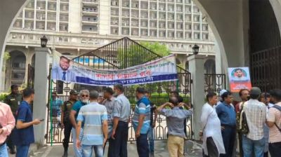 টানা অবস্থান কর্মসূচিতে অচল ডিএসসিসি, বন্ধ নাগরিক সেবা