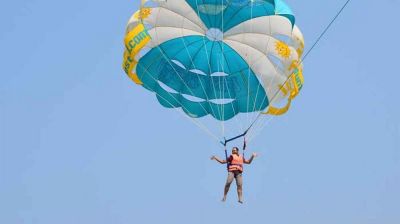 কক্সবাজারে প্যারাসেইলিং থেকে পড়ে দম্পতি আহত, সাময়িক বন্ধ ঘোষণা