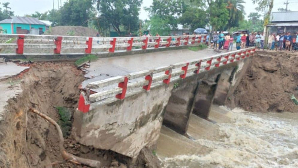 ময়মনসিংহে আয়মন নদীর সেতু ভেঙে ১০ গ্রামের যোগাযোগ বিচ্ছিন্ন