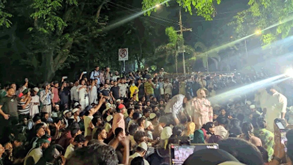 আ. লীগ নিষিদ্ধের দাবিতে যমুনার দিকে মিছিল নিয়ে যাচ্ছেন নাহিদ ইসলাম