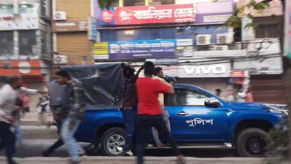 আইভীকে বহন করা পুলিশের গাড়িতে দুর্বৃত্তদের হামলা