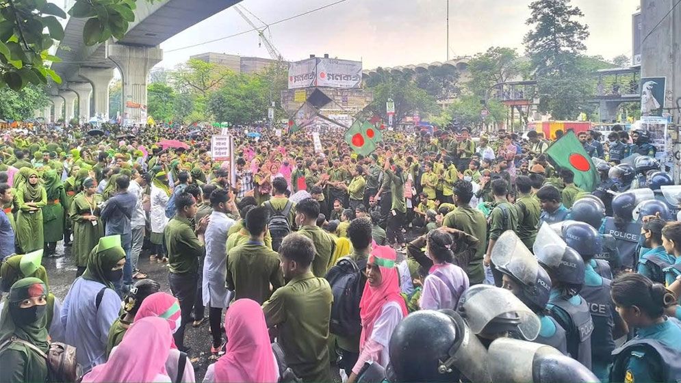 ডিপ্লোমা নার্সদের ডিগ্রির স্বীকৃতির দাবিতে শাহবাগ অবরোধ