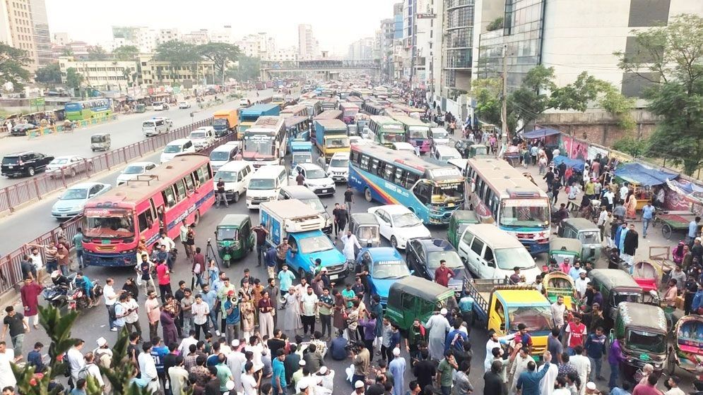 আ.লীগ নিষিদ্ধের দাবিতে উত্তরা ব্লকেড, যানজটে ভোগান্তি