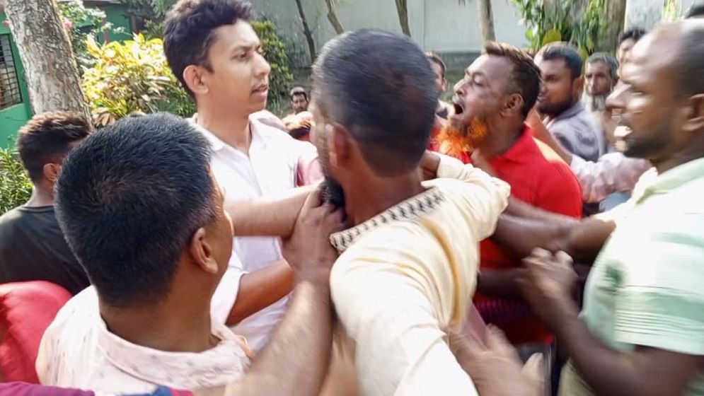 রাজবাড়ীতে হত্যা মামলার আসামির বাড়িতে ভাঙচুর, বাধা দিতে গিয়ে আহত এসআই