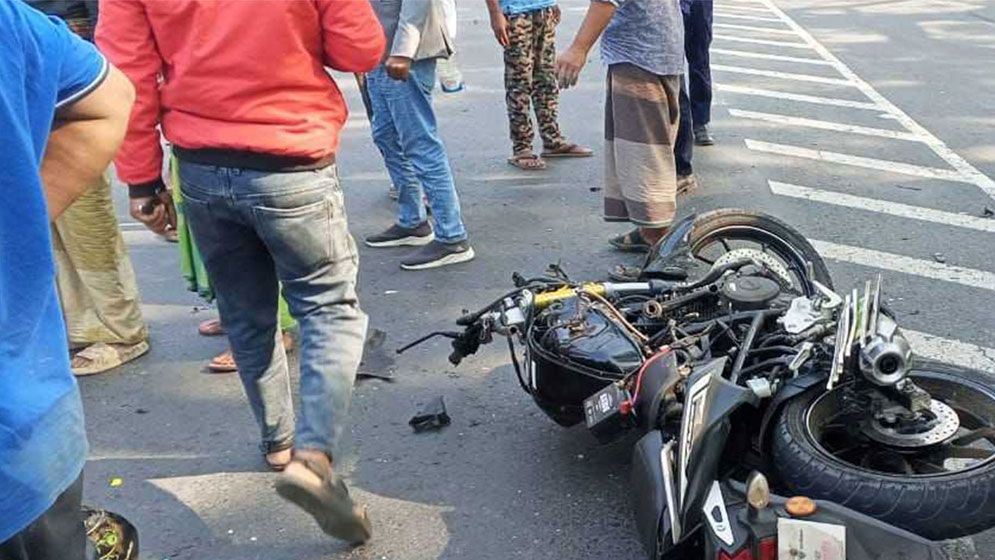 বাসচাপায় এসএসসি পরীক্ষার্থীসহ একই পরিবারের ৩ জন নিহত