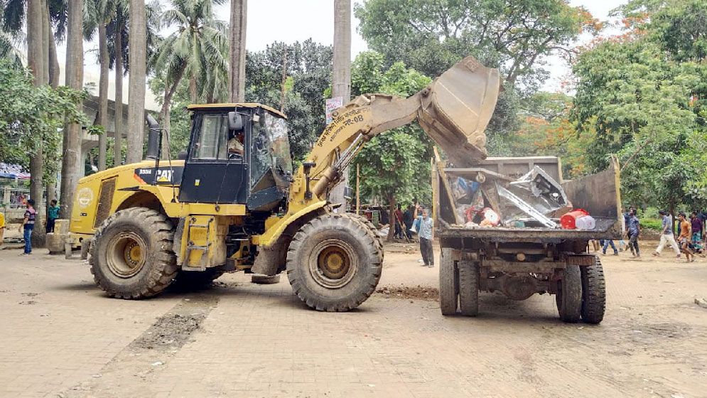 সোহরাওয়ার্দী উদ্যানে উচ্ছেদ অভিযান চলছে