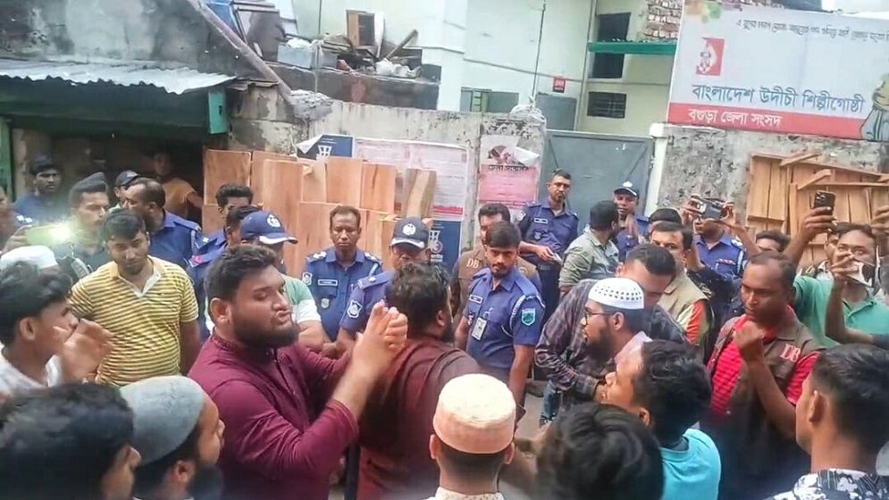 বগুড়ায় জাতীয় সঙ্গীত গাওয়ার কর্মসূচিতে ফ্যাসিবাদ বিরোধী মঞ্চের হামলা