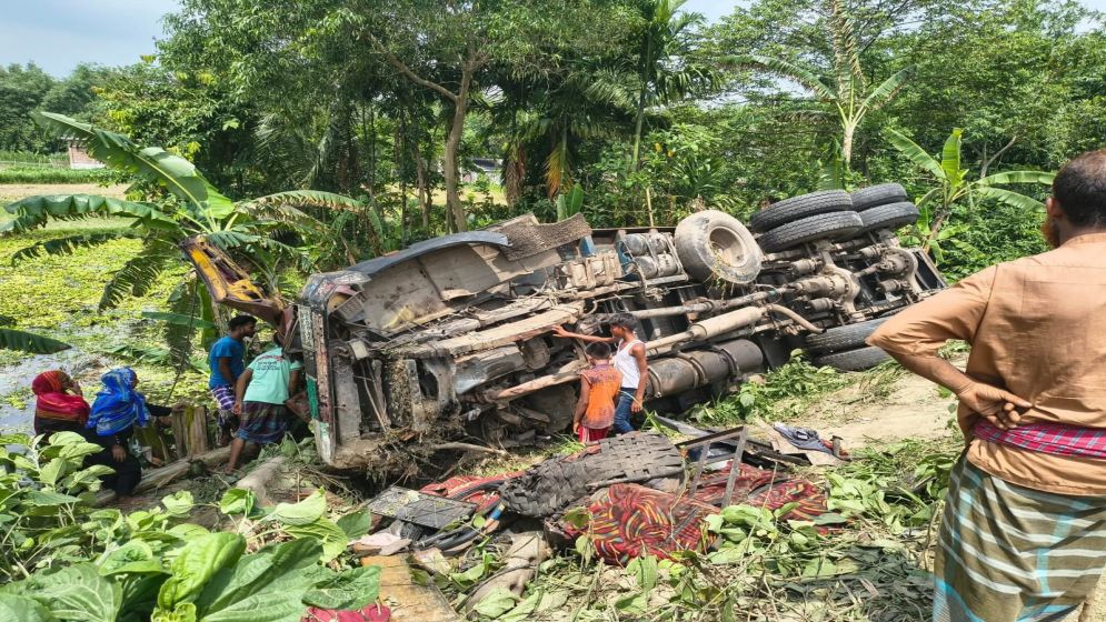 বগুড়ায় দুই ট্রাকের সংঘর্ষে চালক নিহত