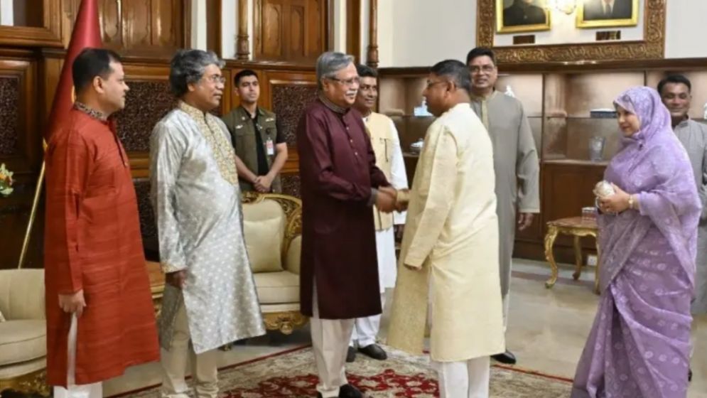 রাষ্ট্রপতির সাথে সেনাপ্রধানের সস্ত্রীক ঈদ শুভেচ্ছা বিনিময়