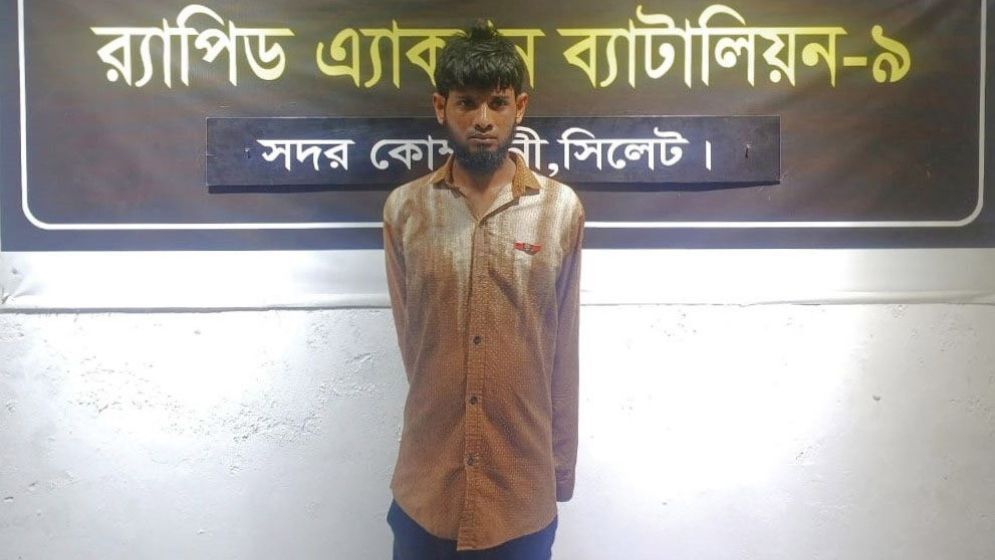 চলন্ত বাসে কলেজছাত্রীকে সংঘবদ্ধ ধর্ষণ, হেলপার গ্রেপ্তার