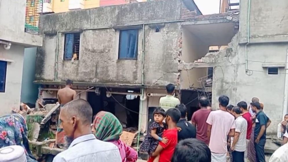 আশুলিয়ায় গ্যাসের সিলিন্ডার বিস্ফোরণ, মা-ছেলে দগ্ধ