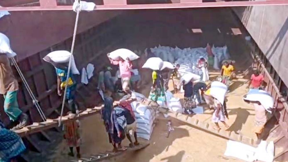 সাড়ে ৩২ হাজার টন চাল খালাস হচ্ছে মোংলায়