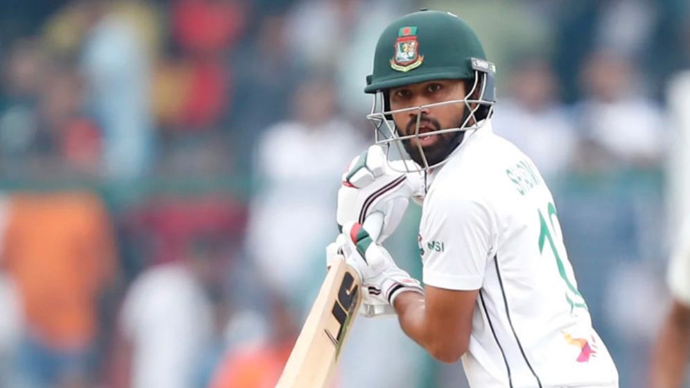 টানা দুই বলে সাদমান-মুমিনুলকে সাজ ঘরে পাঠালেন লঙ্কান রহস্যময়স্পিনার